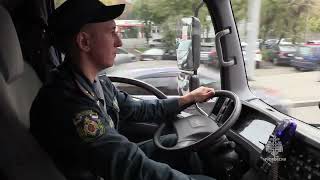 Сотрудники МЧС России и ГАИ проверили, как автолюбители Красноярска уступают дорогу спецтранспорту