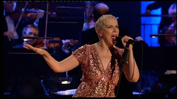 Cosa fa Annie Lennox?