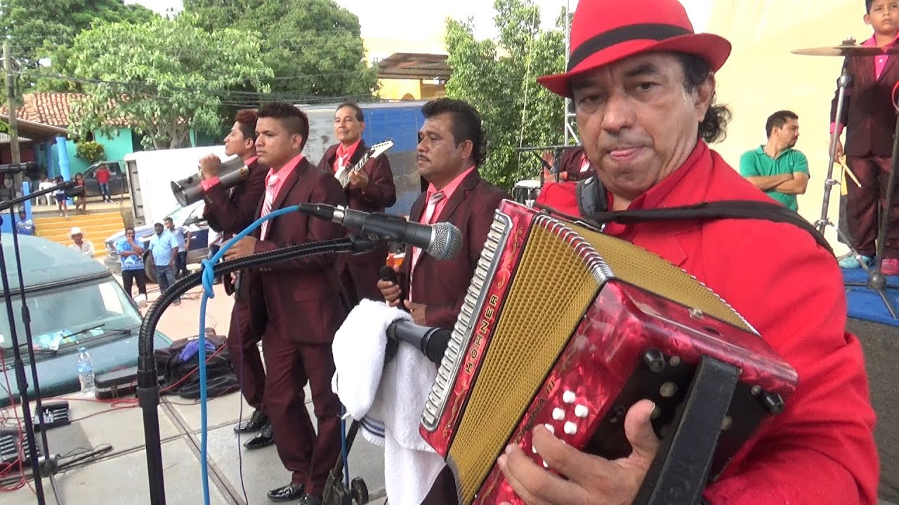 SOBRINO DE ANICETO MOLINA EDISON MOLINA CON LA LUZ ROJA DE SAN MARCOS DE MARBEL REBOLLEDO