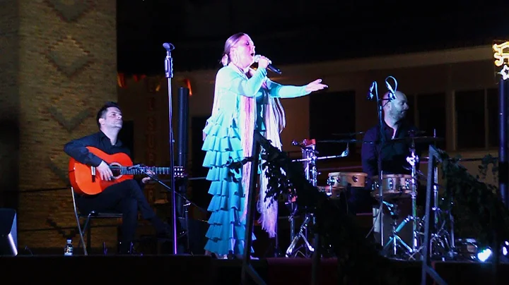 la popular cantante espanola MARIA RUBI y su banda...