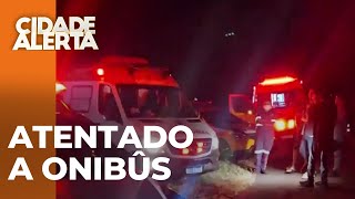 Bandidos atacam ônibus e passageiros ficam no fogo cruzado