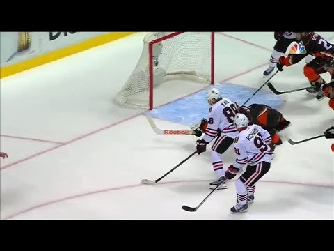 Andersen robs Kane with a lunging stick save