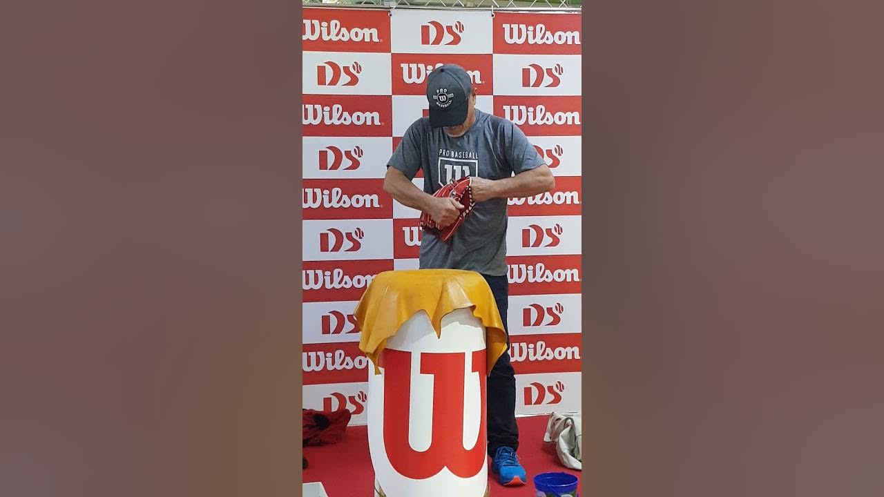 아소의 글러브 길들이기 Aso Shigeaki's glove break in YouTube