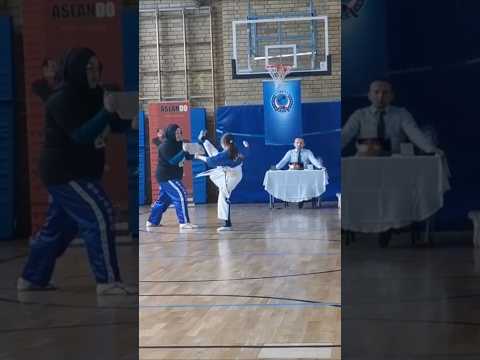 Mit einer Technik das Brett durchschlagen #shorts #trending #byebye #köln #fyp #viralshort#kick#test