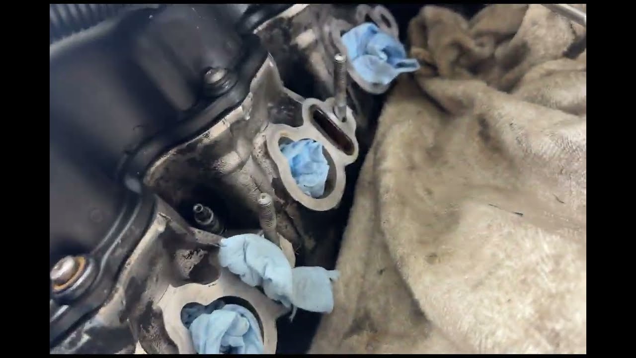 Снятие впускного коллектора Nissan Frontier и замена форсунок | Установка прокладки клапанной кры...