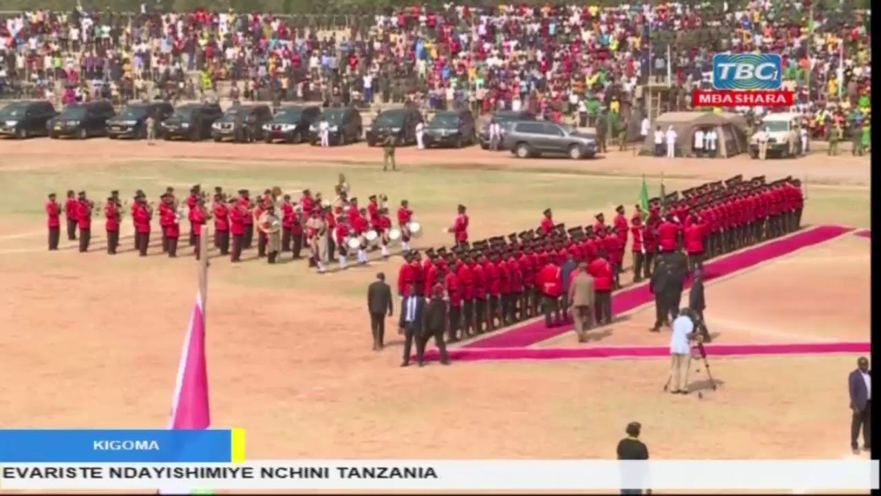 RAIS WA BURUNDI AKIKAGUA GWARIDE LA JESHI LA TANZANIA BAADA YA MIZINGA 21