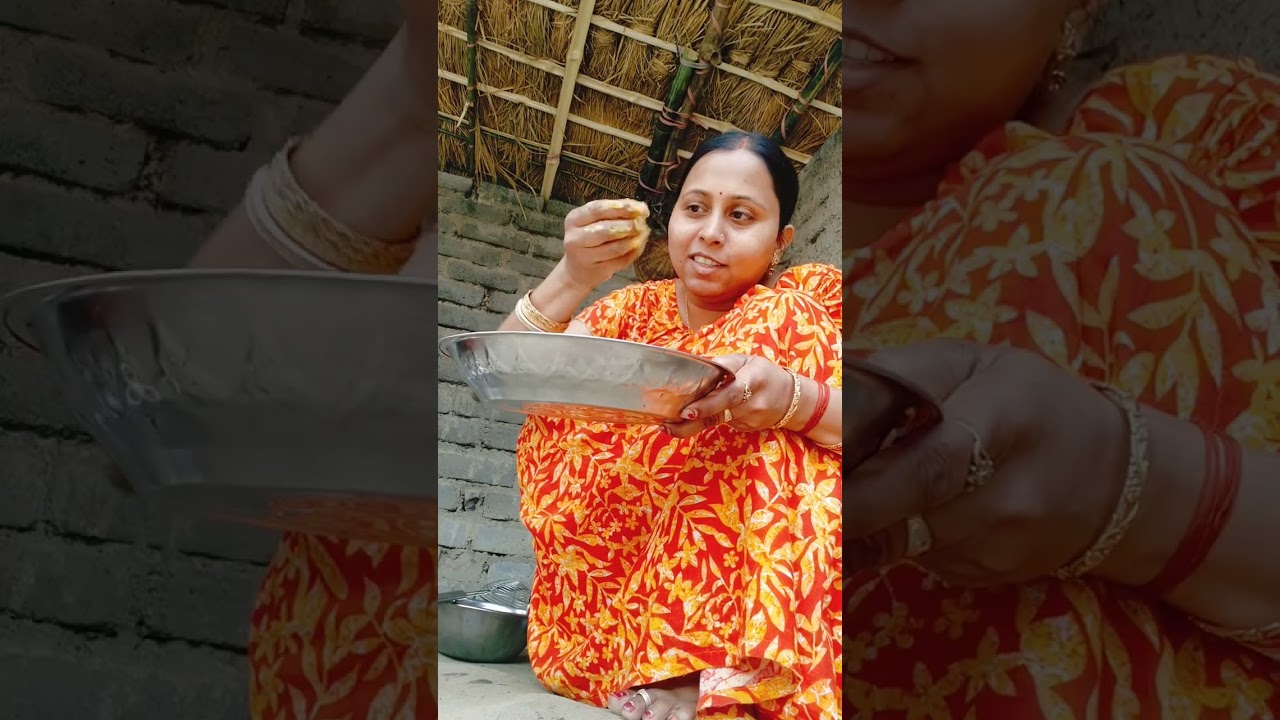 সকাল সকাল আমার মা আলুর চপ বানাচ্ছে 