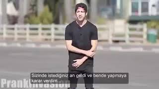 SEVGİLİLERİNİN YANINDA ÖPÜŞME CEZALI OYUN. (TÜRKÇE ALTYAZILI) //AZGIN ADAM\\\\