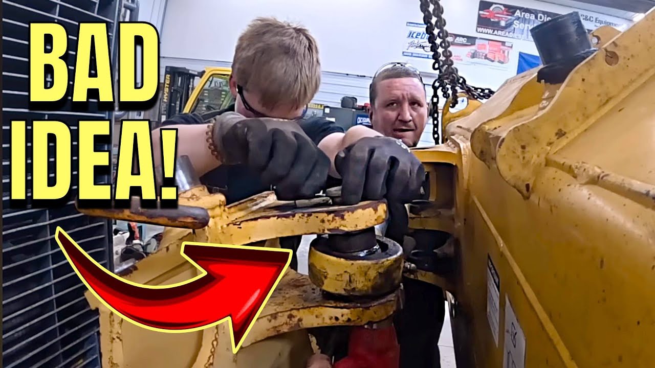 Мы купили сгоревший трактор John Deere 700H только ради отвала… Но всё оказалось не так просто.