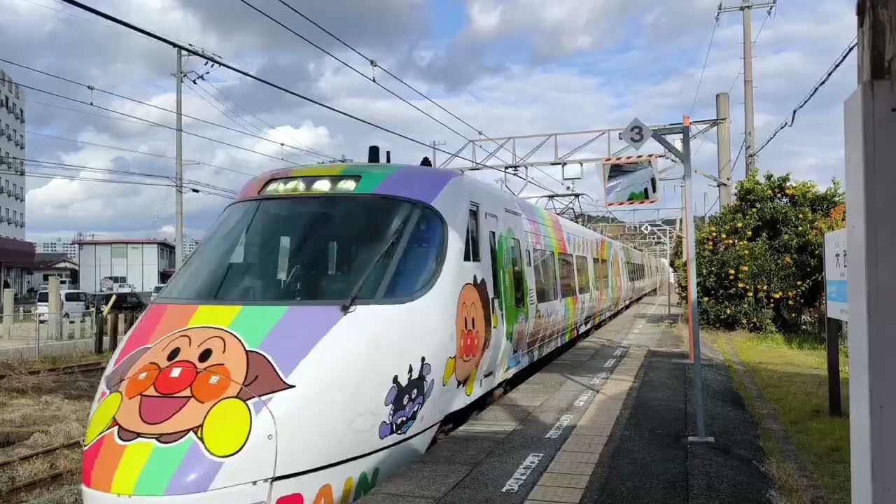 【JR四国】【予讃線】大西駅を通過した8000系アンパンマン列車と8600系。