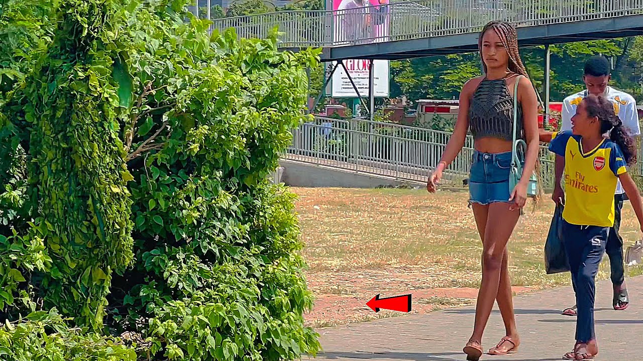 She threw her hand bag at Bushman! Bushman Prank!