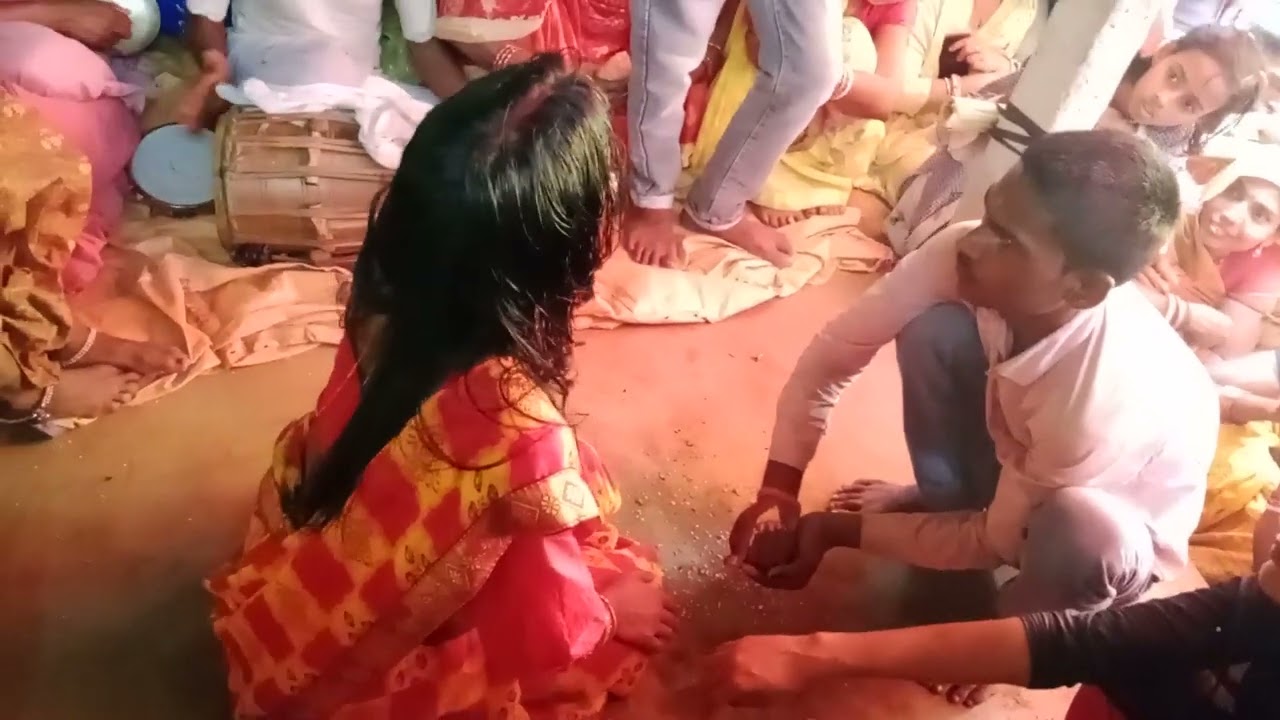 माता छल से   पकड़ते हैँ