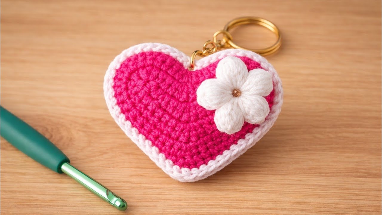 Схема вязания крючком брелока в форме сердца | Простой мастер-класс по вязанию крючком