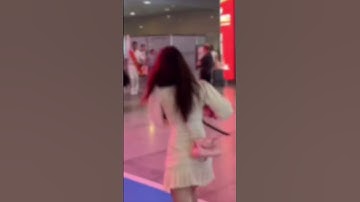 Cô gái bật khóc nức nở khi đón người yêu đi lính trở về