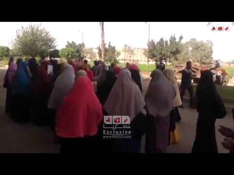 وقفة طالبات تفهنا الاشراف تنديدا بتحويل 18 طالبة للتحقيق
