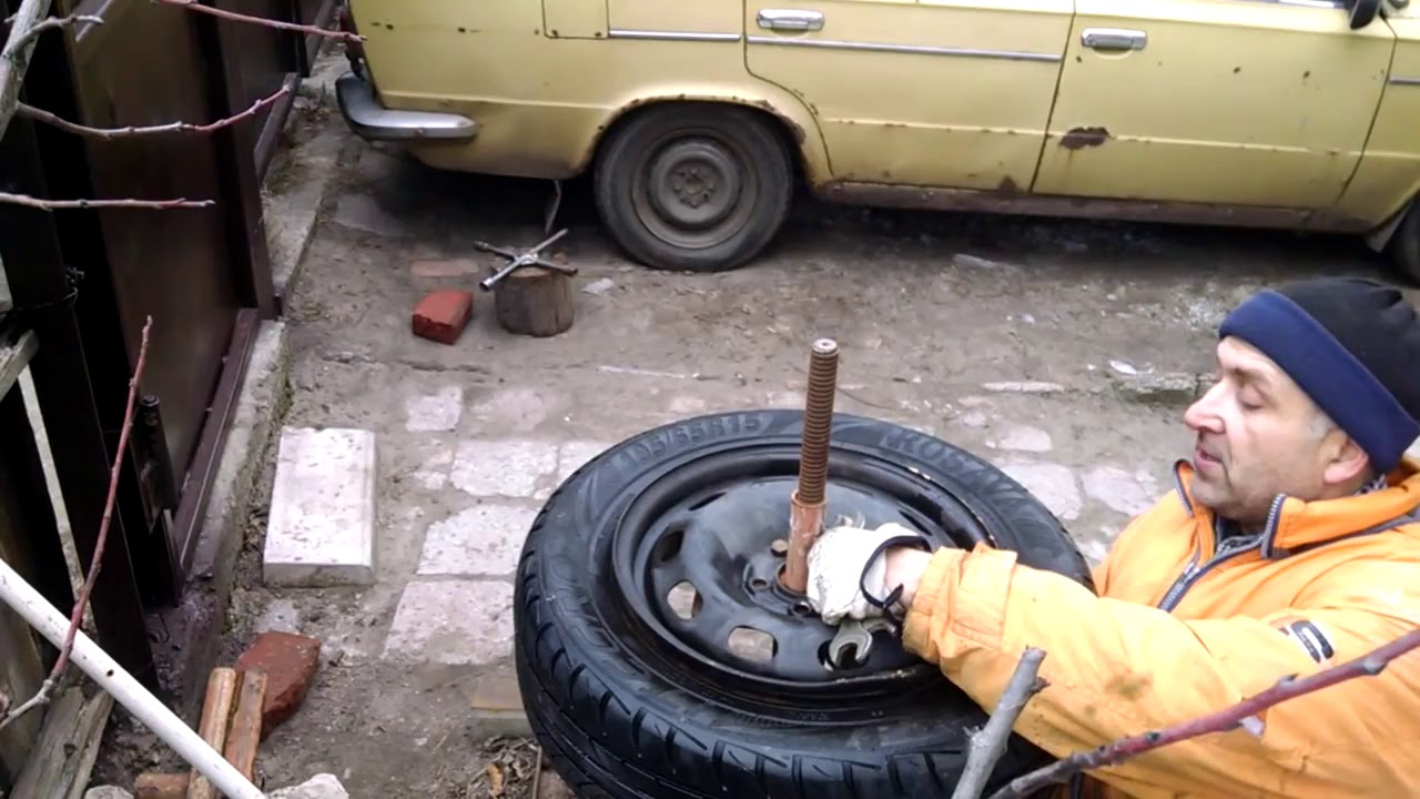 Разборка колеса. Самодельная шиномонтажка покажи видео. Гидроколун своими руками на подшипниках. Как разобрать колесо от тумбочки. Сборка разборка колеса