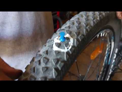 Video: Aletsiz bir bisiklet lastiğini nasıl çıkarırsınız?