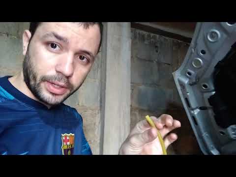 Vídeo: Como você remove a gosma de óleo do motor?