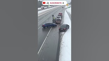 Dood op een haar na: Botsing op ijzige snelweg raakt bijna voetganger