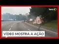 Criminosos atacam e explodem carro-forte em assalto na Rodovia dos Imigrantes, em SP