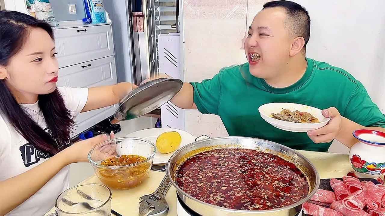 Eating hot pot at home, it’s so spicy that I almost had blisters in my