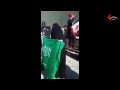 سعودية تدعس على العلم السعودي و تخلع النقاب 