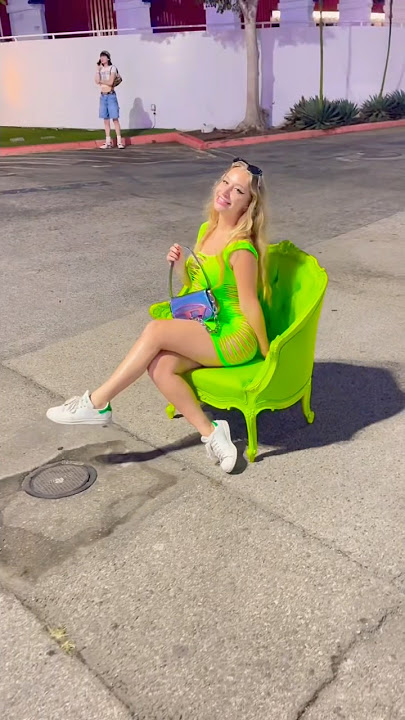 DUDUK di KURSI BRAT 😱💚di SWEAT TOUR 🧪💚 #charli #brat #troyesivan #bratty