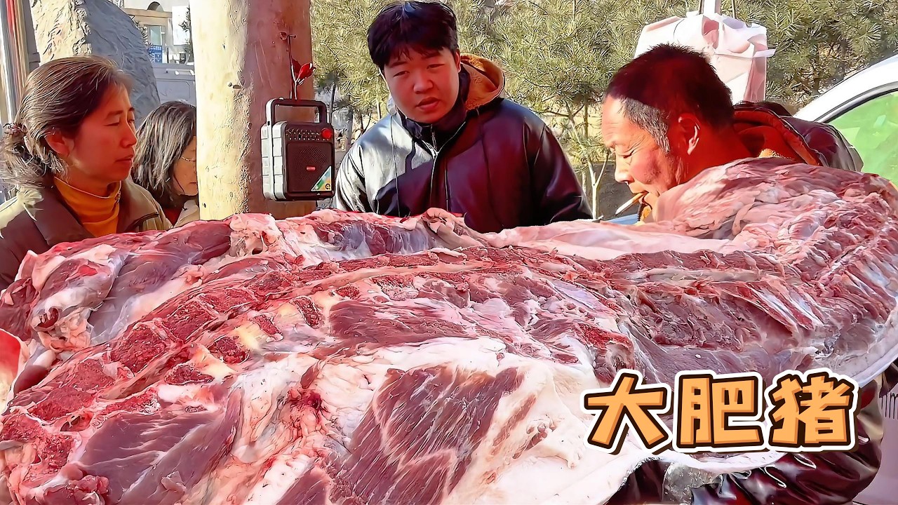 今天豬肉攤人山人海，剛出攤華哥就賣一頭豬，趕上鬍子下山了，膽小的都不敢來買肉【玖叔v​​log】#pork #猪肉 #玖叔vlog#华哥猪肉#玖叔猪肉#豬肉