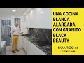 Cocina pequeña y moderna blanca alargada con granito sensa Black Beauty