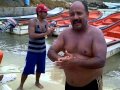 Tocando tambor en la lancha a la orilla de la bahía de cata.