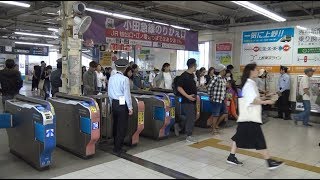 駅員が立つ東海道本線と小田急江ノ島線が接続する藤沢駅の乗換え用改札口の風景