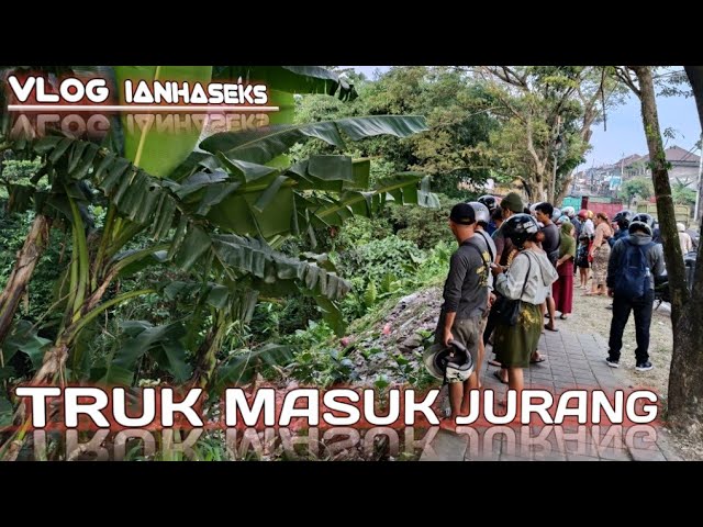 Truk masuk jurang di Jl. By Pas Ir. Soekarno Tabanan @ianhaseks class=