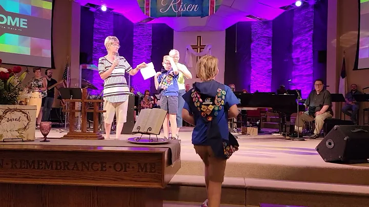 Pastor Debbie Hallman honoring her Caravans at Tem...