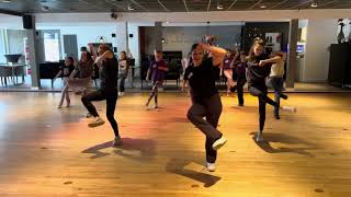 Koningsspelen 2024 uitleg + dans op muziek Daba Die Daba Daa Janssen Dansen & Sporten