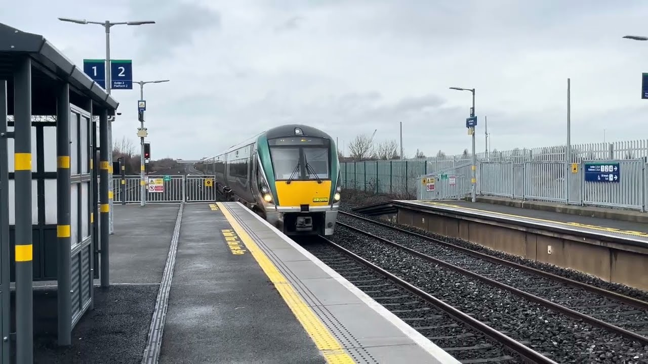 Lunchtime Trains at Kishoge 