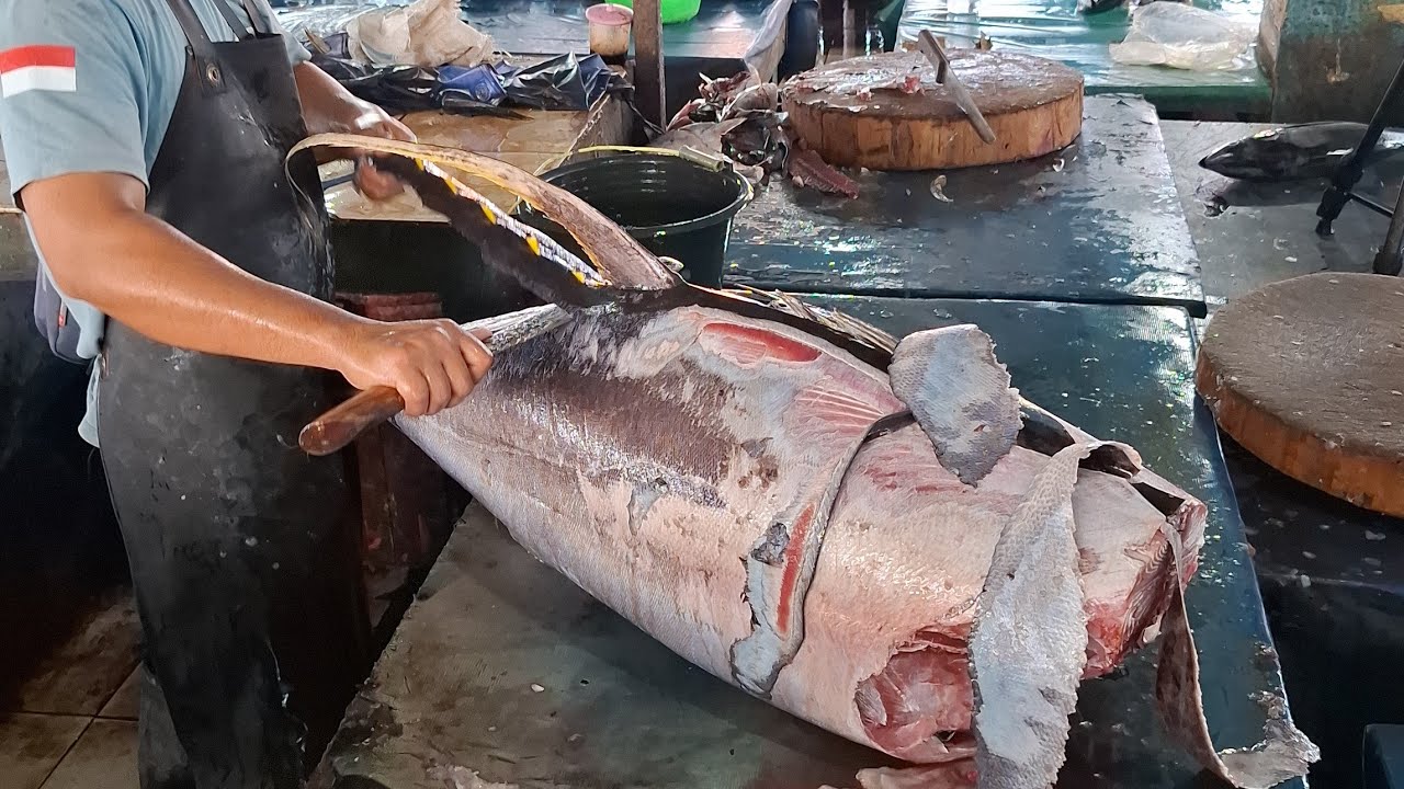 tuna cutting skills at the fish market in Sorong City, West Papua,