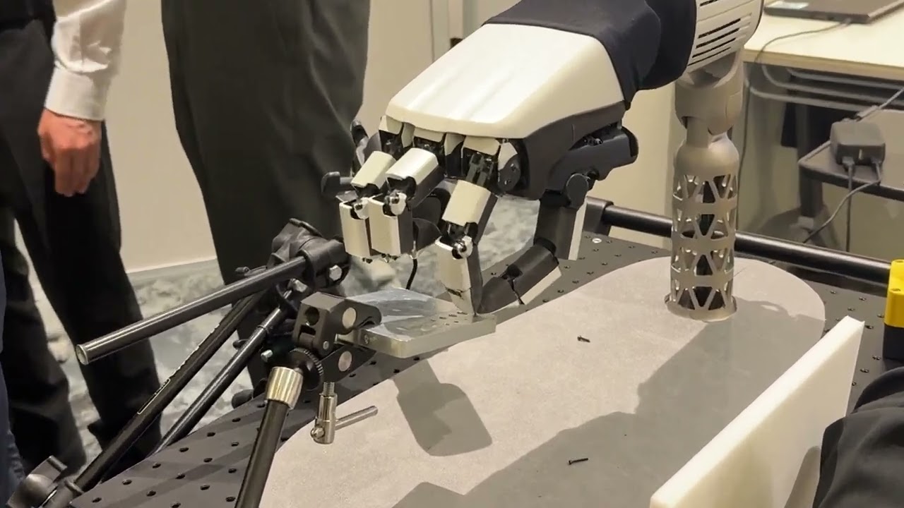 Hondaの新型多指ロボットハンドは人の2倍の指先力と微少ネジを回す繊細