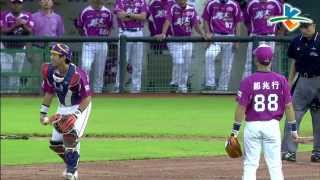 20130831 CPBL 犀牛VS猿 2下 犀牛驚險內野上空高飛球 到底誰來接