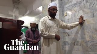 Indonesian imam continues prayers in Bali during earthquake screenshot 5