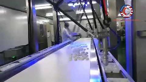 Spider type double station conveyor feeding sorting tray filling machine robot hand packing equipmen