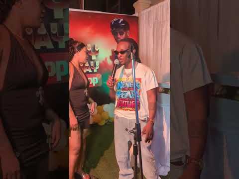 BARNABA AKIWA NA RAYA AKIWAKARIBISHA WAGENI WALIOFIKA KWENYE BIRTHDAY YAKE