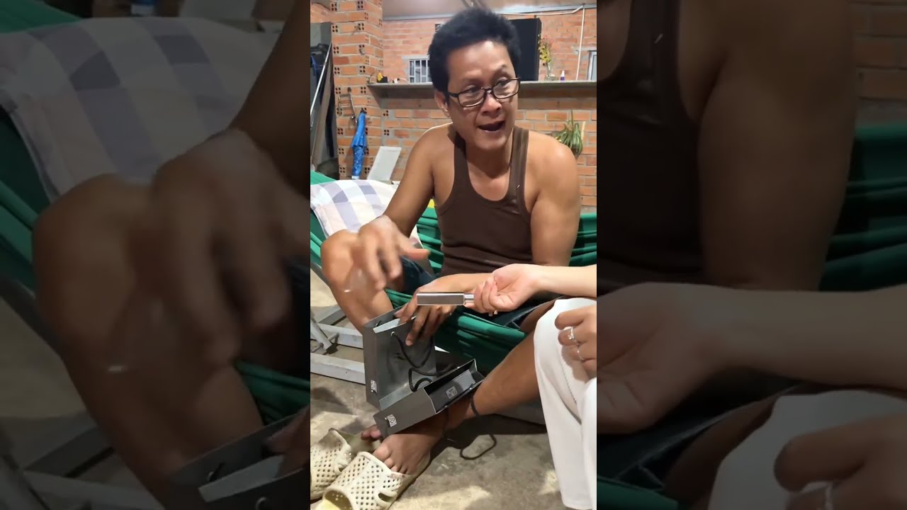 Tặng Quà Xong Rồi Về Đi #giadinh #haihuoc #giaitri