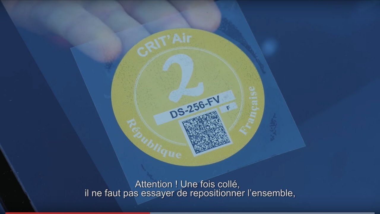 Je dois faire remplacer mon pare-brise, que deviennent mes vignettes  contrôle technique, Crit'Air et porte attestation d'assurance ?