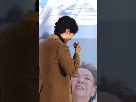 [K직캠] &amp;#39;귀신경찰&amp;#39; 신현준, 故 김수미 <strong>등신대</strong> 보자마자 &amp;#39;폭풍 오열&amp;#39; #신현준 #故김수미 #귀신경찰