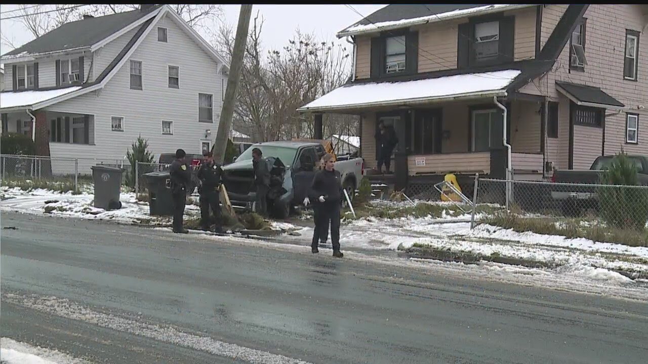 Truck crashes into utility pole in Youngstown - YouTube
