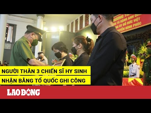 Video Người thân 3 chiến sĩ hy sinh nhận bằng Tổ quốc ghi... - youtube