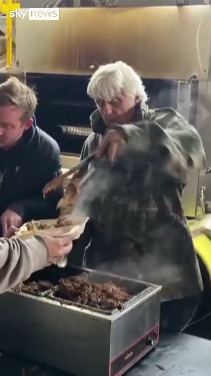Comedian serves food to LA firefighters
