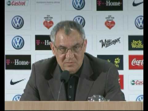 Das ganze Video kostenlos unter www.eyep.tv Felix Magath wird wÃ¤hrend der Pressekonferenz vor dem Spitzenspiel gegen den FC Bayern MÃ¼nchen (26. Spieltag, Saison 2008/2009) zu dem Vorfall in der Nationalmannschaft befragt, bei dem Lukas Podolski Michael Ballack ohrfeigte.