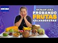 Ucraniana probando frutas exoticas de el salvador  