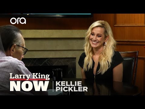Country Star Kellie Pickler on new film ‘The Mistletoe Secret’, USO Tours, & a new album